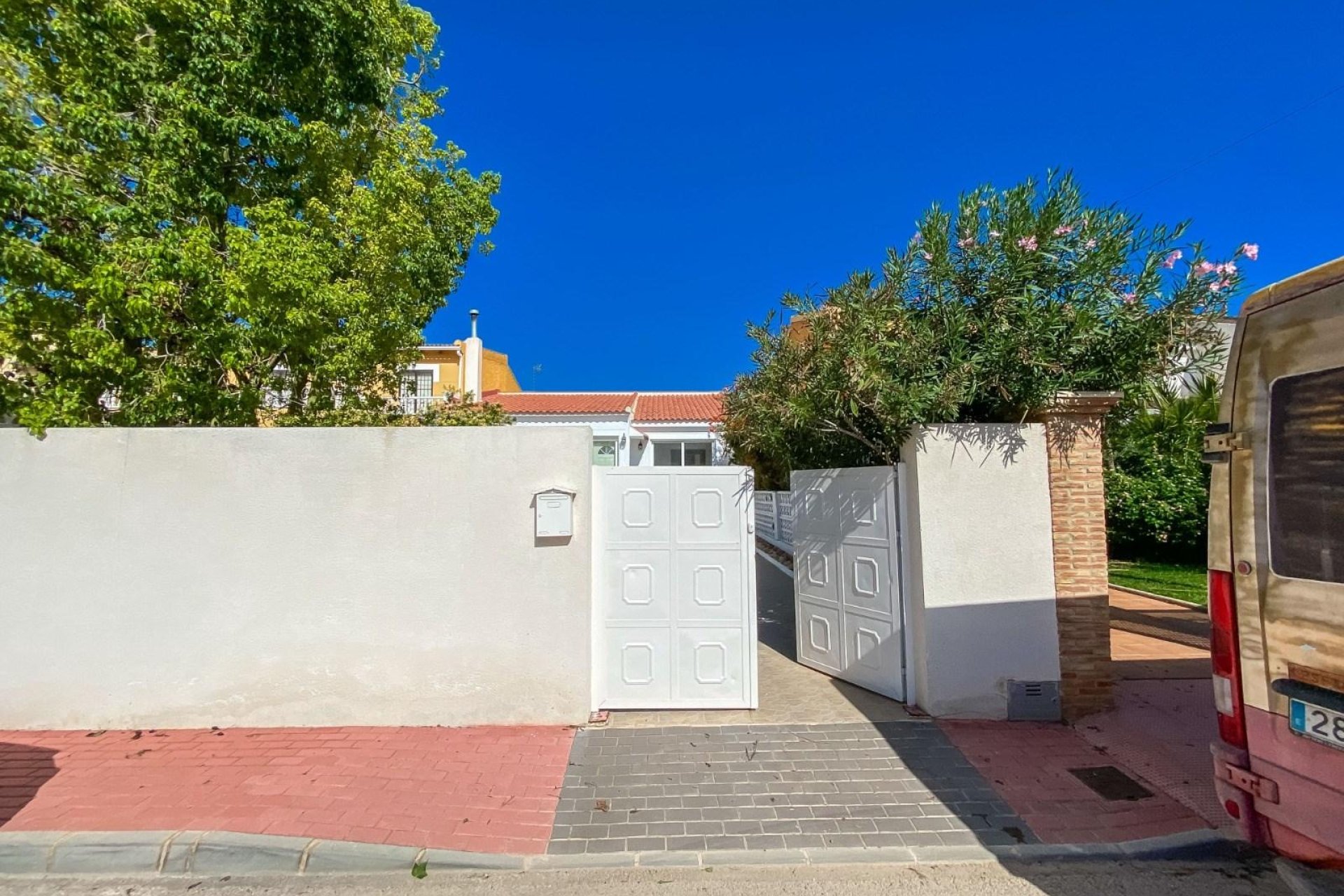 Sale - Chalet - Torrevieja - Aguas Nuevas