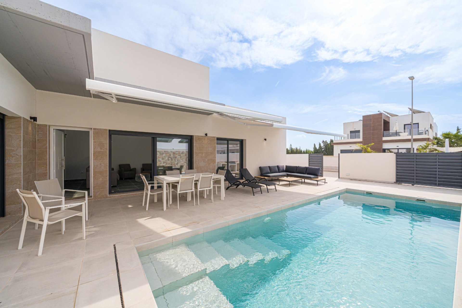 Sale - Townhouse - Daya Nueva