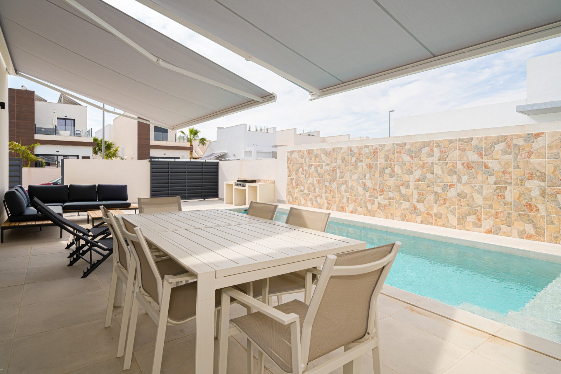 Sale - Townhouse - Daya Nueva