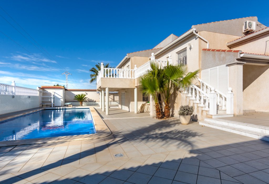 Sale - Villa - Torrevieja - Centro