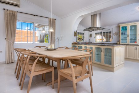 Sale - Villa - Torrevieja - Centro